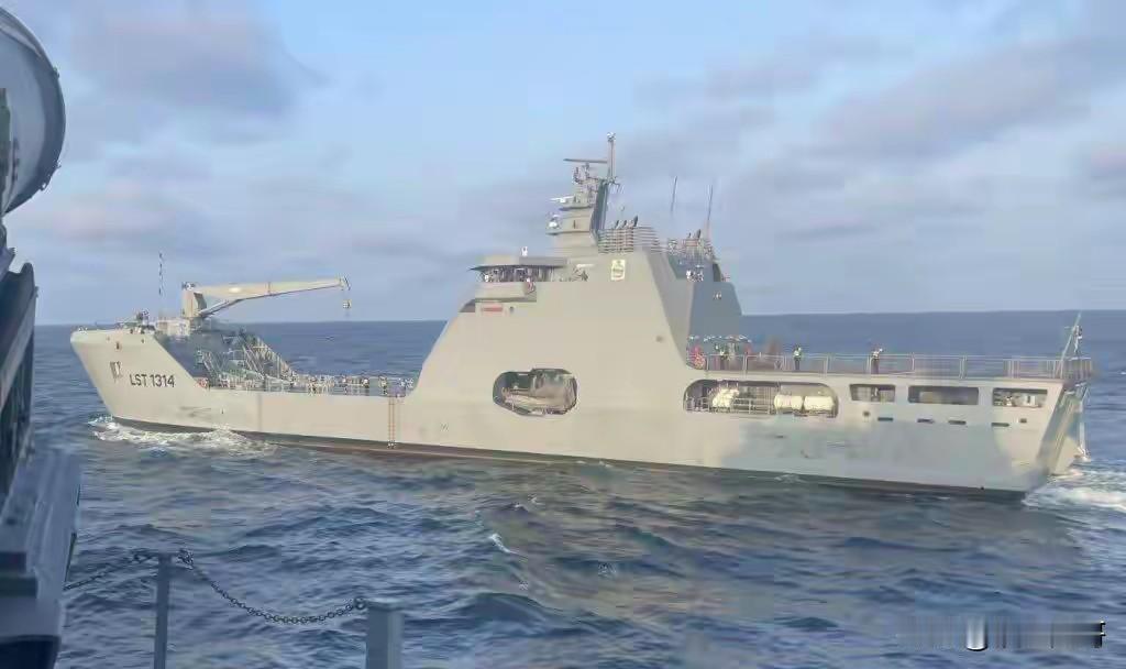 2026年2月18日，美国海军发布LST-100中型登陆舰建造管理招标会，确定由