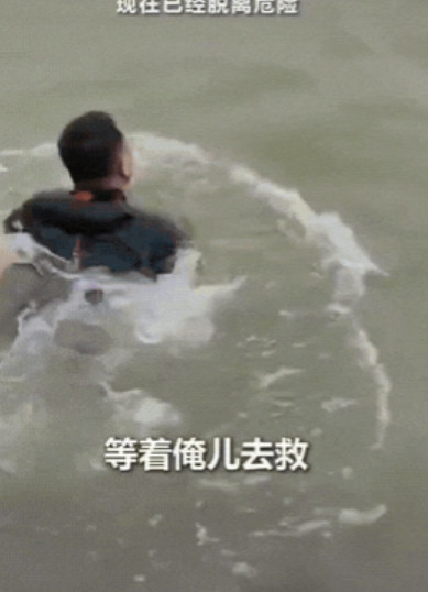 商丘南湖，军人张伟下水连救溺水四人后，已经精疲力尽，母亲哭劝：“别再下水了！”可