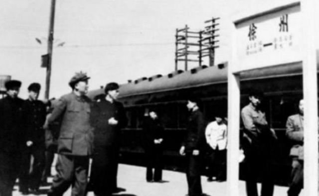 1956年，毛主席接见徐州地委书记时突然问：“四”加“南”读什么。一个看似简