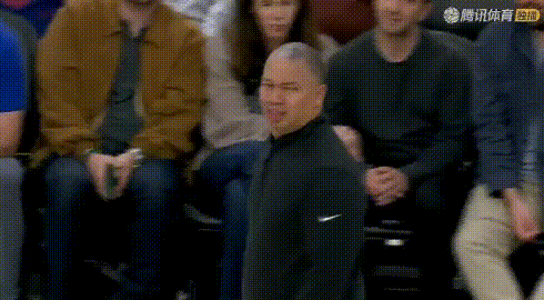 5连败了——据说这是泰伦卢下课时的表情！还好哈登11秒的追平3分未进，否则真让