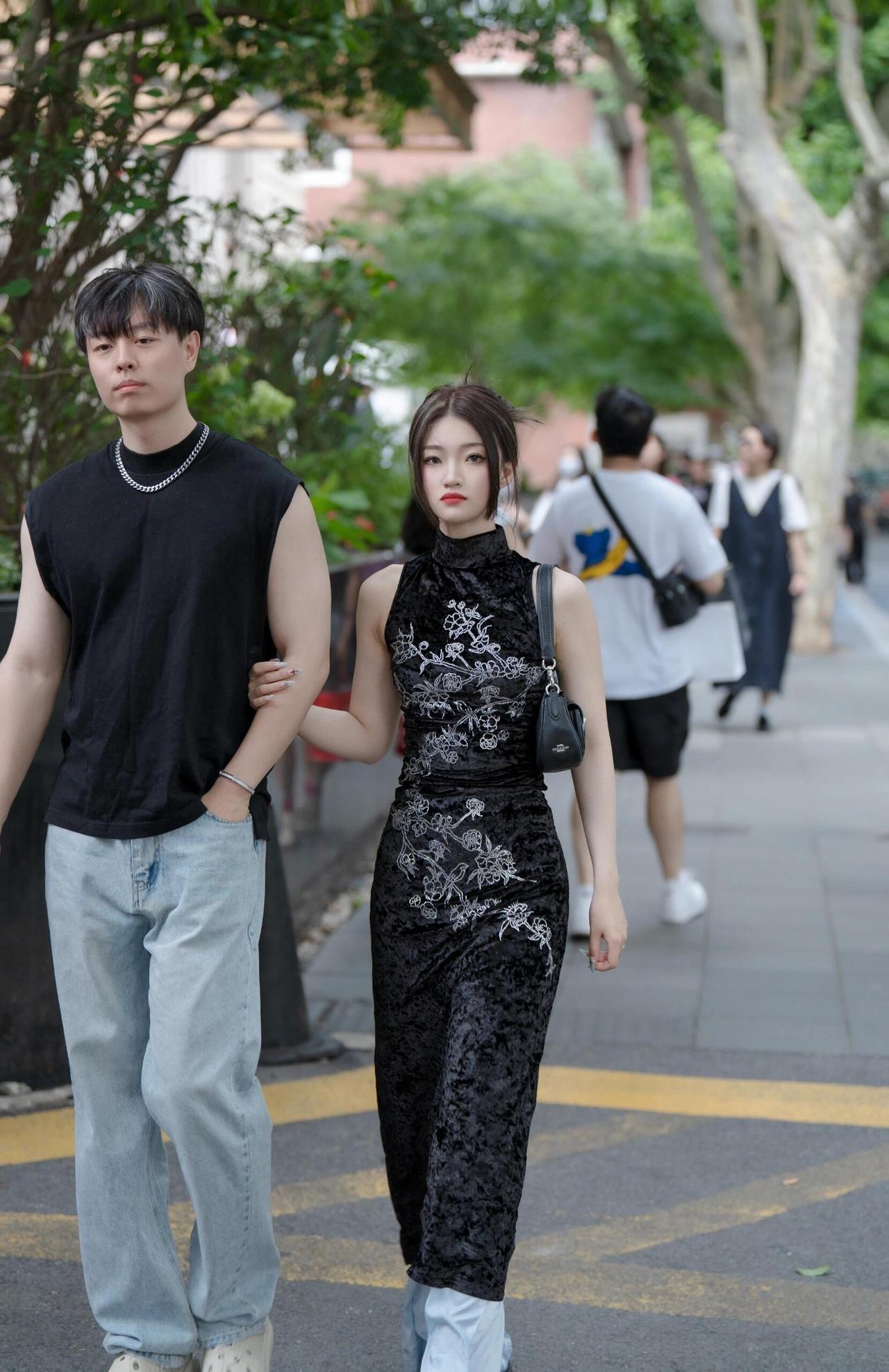 不刻意追求完美，不强行营造风格，自然可爱的样子最动人，淡淡的甜美感，藏在眉眼间，