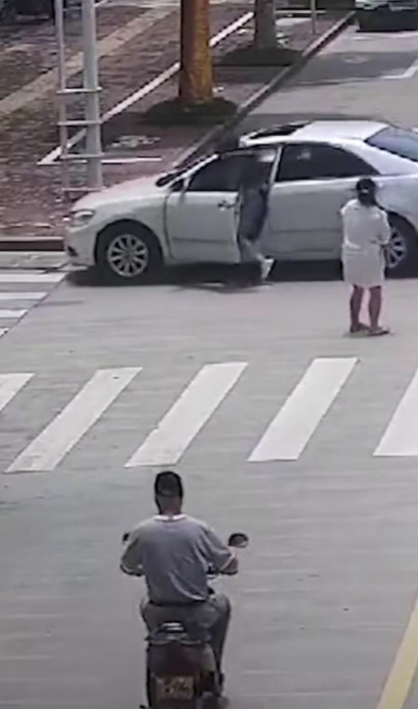 好莱坞女星温妮·奥尔顿·戴维斯，昨天在纽约曼哈顿街头发生车祸，不幸去世了，享年6