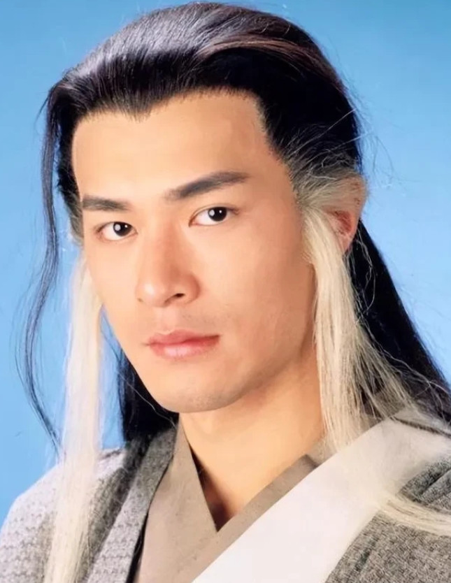 我侄子07年的，对金庸小说嗤之以鼻，我问他为什么？他说杨过手被砍下来了不去报仇？