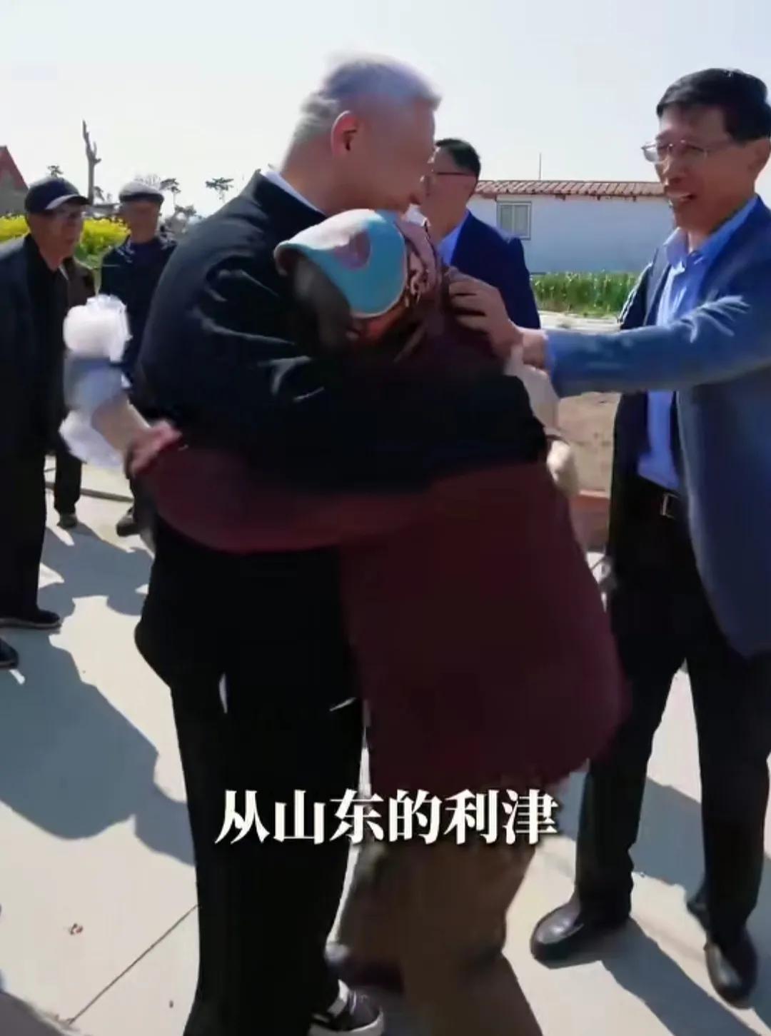 马未都在遍地海草房镆铘岛见到了自己的亲人，姑姑的那一抱感动了全网。马未都走在父辈