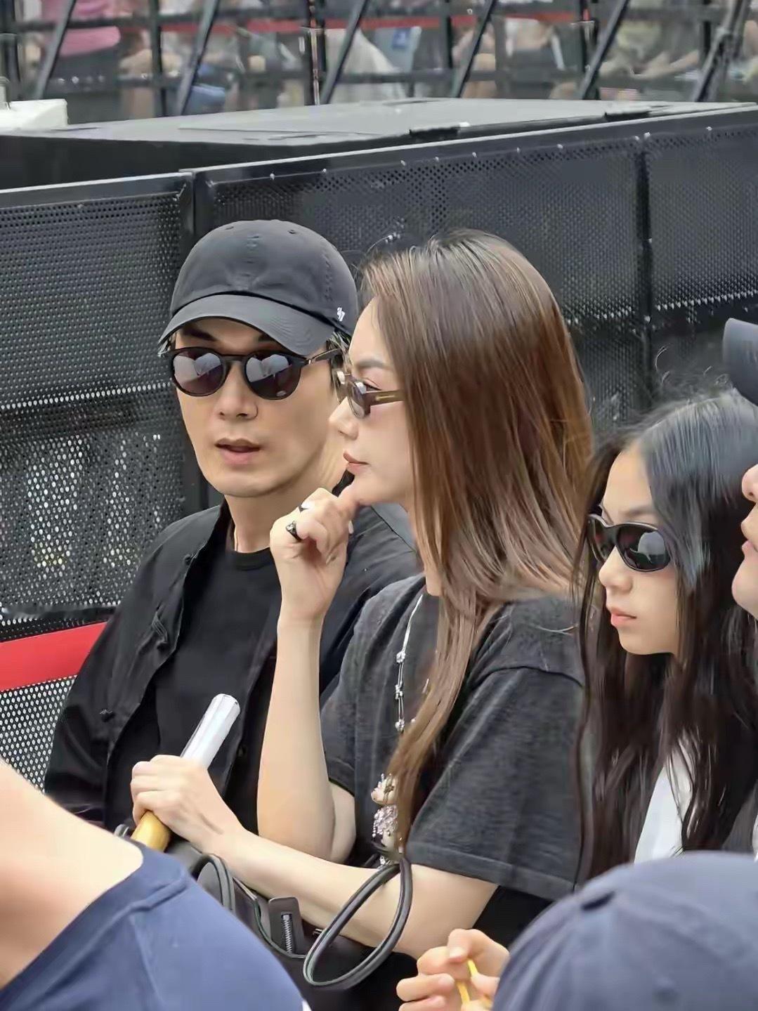 戚薇怎么越长越嫩，和家人看演唱会，光侧脸就足够迷人太漂亮了！