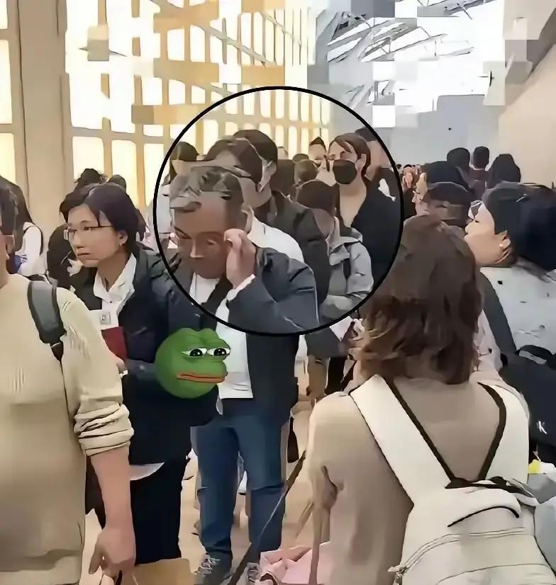 快讯！快讯！最近刷到好多视频，日本机场全是中国人。一个个都面色沉重，拖着大包小