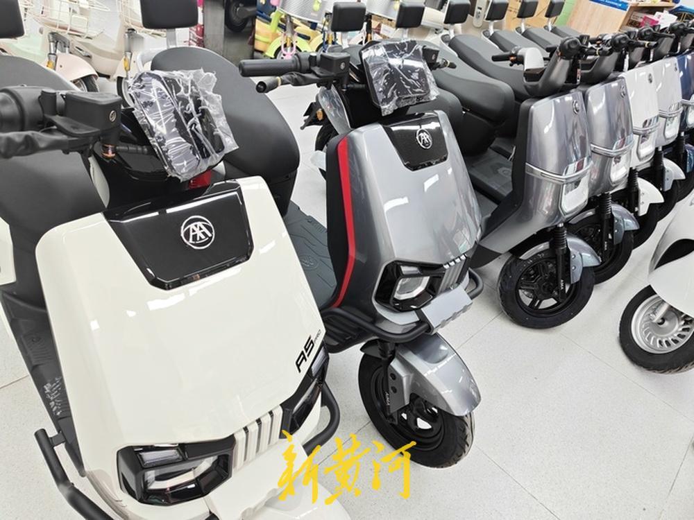 遭遇“倒春寒”！单店销量下滑超三成，品牌电动车为何一边滞销一边涨价？“今年生意明