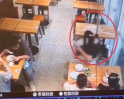 上梁不正下梁歪！女子带两孩子在餐馆吃饭，中途竟当着孩子面把一碗汤倒在后面桌子上，