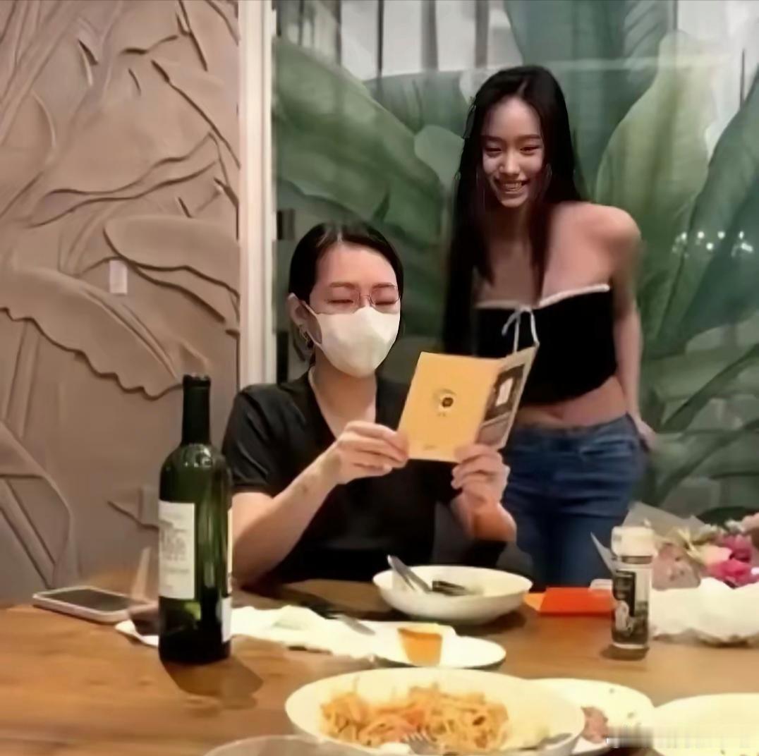 小S虽然度过了第一个没有大S的生日，但坦言这是她近期最幸福的一天了据说二女儿跟同