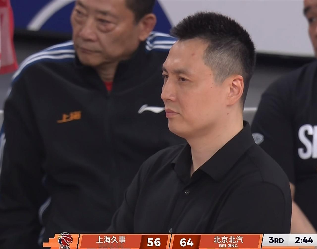 昨晚的比赛卢伟站在场边，始终是一副无奈和观望的脸色。从第一场领先20分到险些被