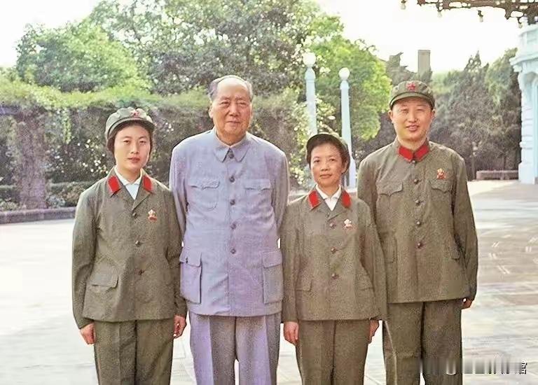 一张老照片，看懂毛主席最动人的模样看到这张老照片，瞬间破防了。没有高高在上