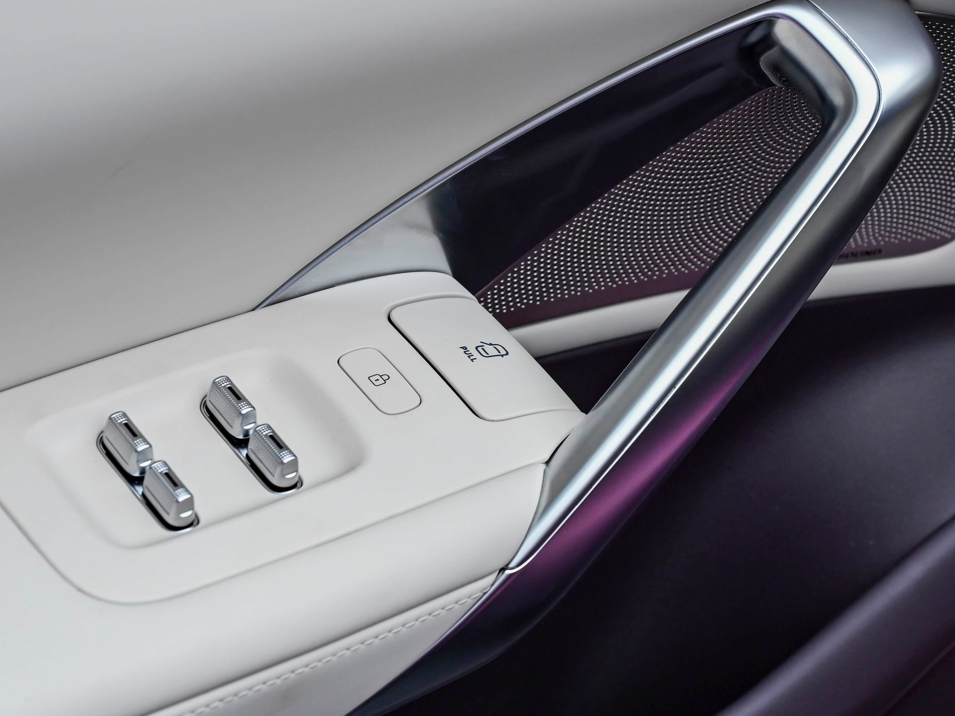 尚界Z7这个车门开关做的非常好一个位置集成两段式门拉手，往上轻拨是电控开门，再往