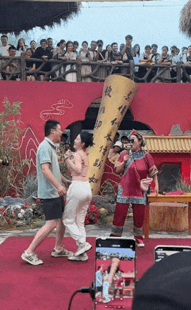 至今为止没有发现，长得漂亮的坏处。