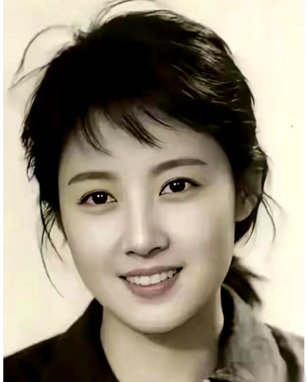 刷到一张七十年代的老照片，第一眼，就是那种扑面而来的干净。再一看主人写的背景，