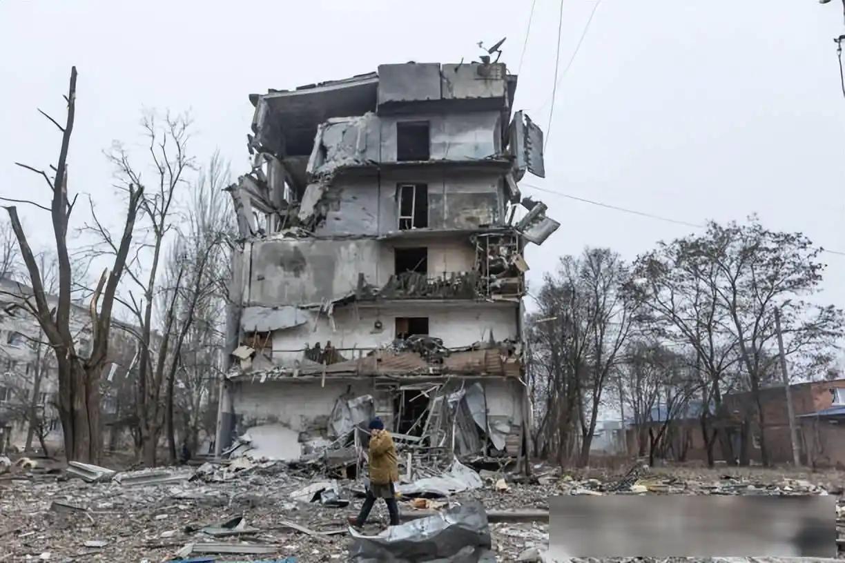 家没了，人也走了，房子被炸成废墟，一家人阴阳两隔，谁来管？在乌克兰，政府先兜底！