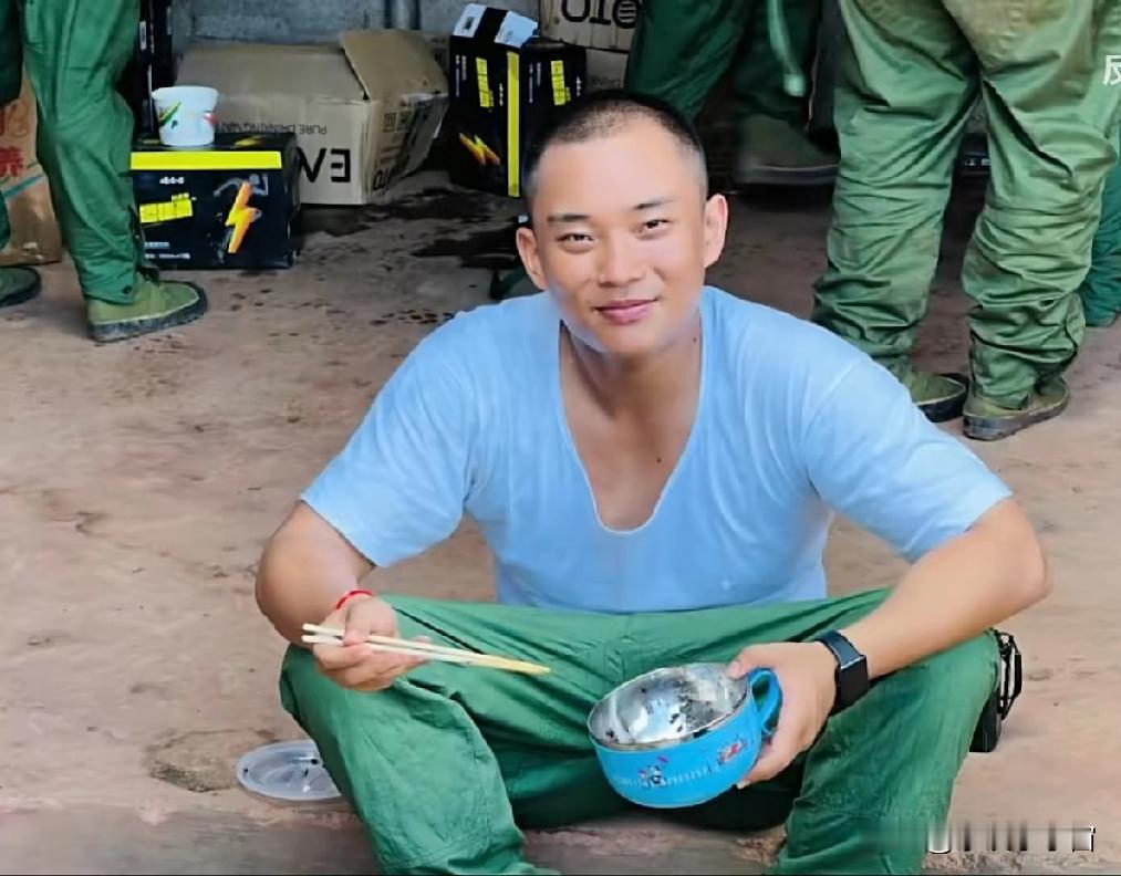 白应苍当年控制武装超过1000人！白应苍以前的眼神，至少没有那种狠毒的画面。但