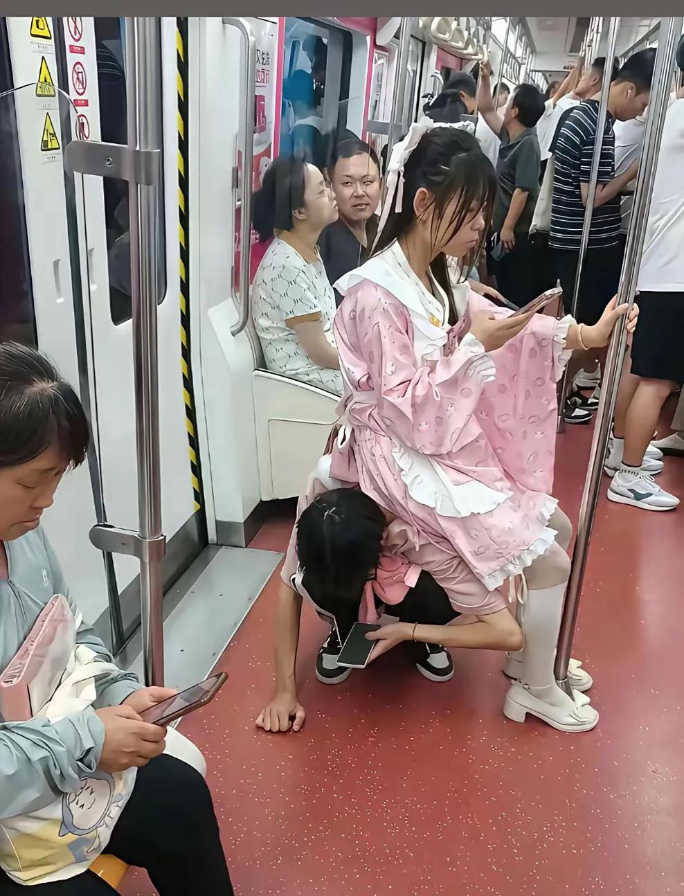 地铁上看到的一幕。