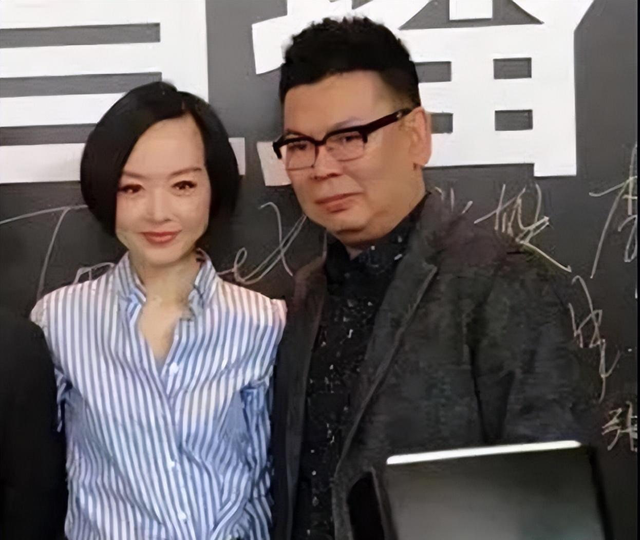 有一天，鲁豫的美国丈夫打电话告诉她：“初恋才是我的真爱，<em>我们离婚吧</em>。一周后，鲁