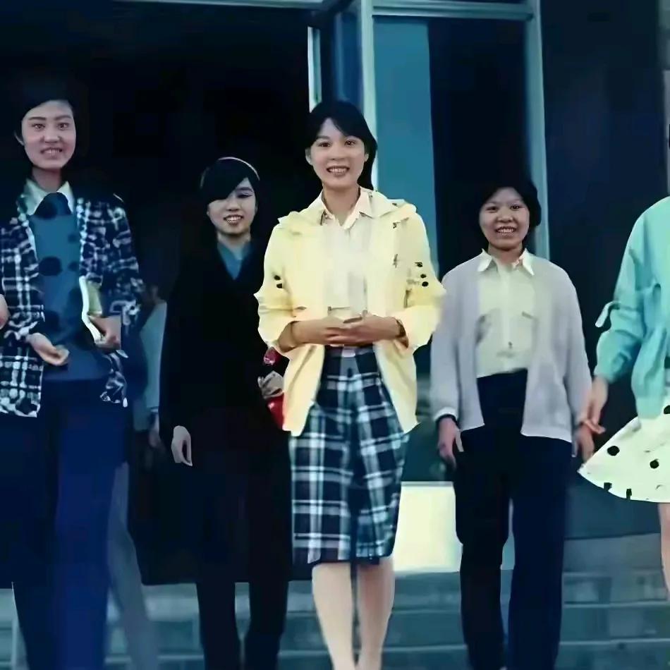 杜建英再当三也只有宗庆后一个男人，可宗庆后他都至少有四个女人了。所以，在爱情婚姻