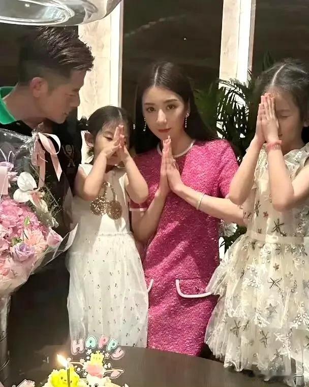 真不怪方媛能当天王嫂啊和郭富城结婚9周年，天王选了一个3d水晶摆件给她，一看就