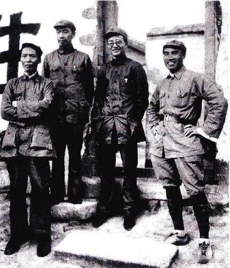 1935年10月，中共中央和红军领导人到达陕北后合影。左起:毛泽东、周恩来、博古