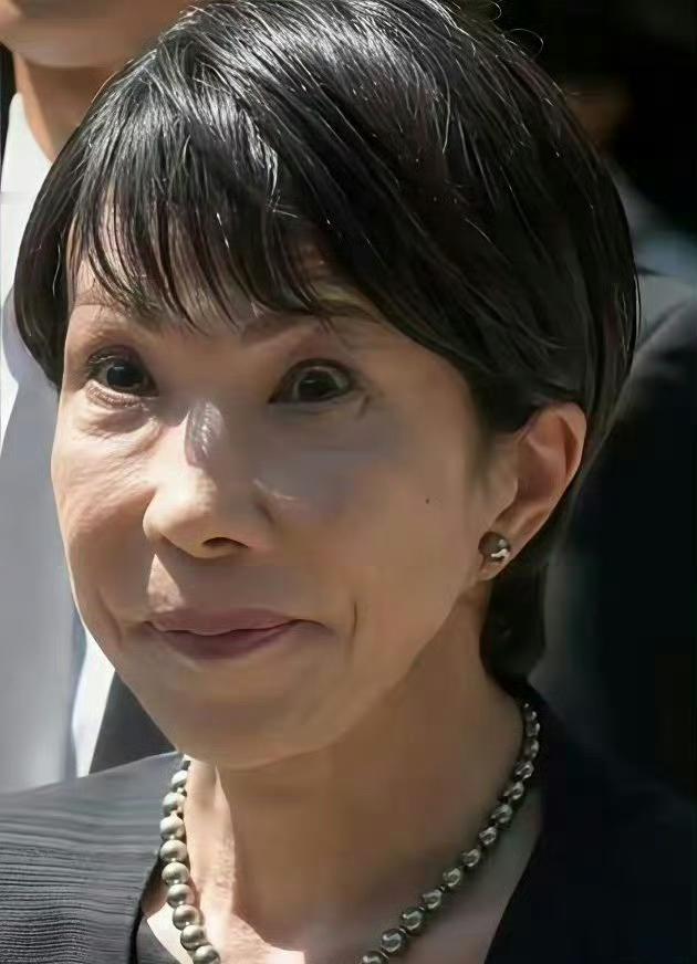 高市早苗真的让人生理性不适了！长长的驴脸，高耸的颧骨，细小的王八眼，怎么看怎么