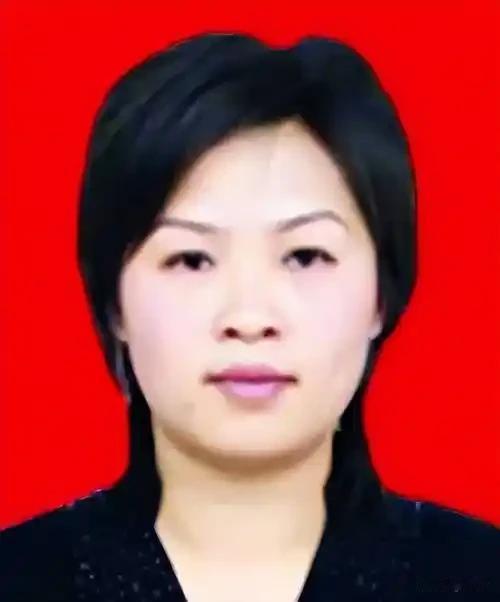 18岁中专毕业，19岁就是副乡长重庆这位女官员的升迁非同一般。这个消息在20