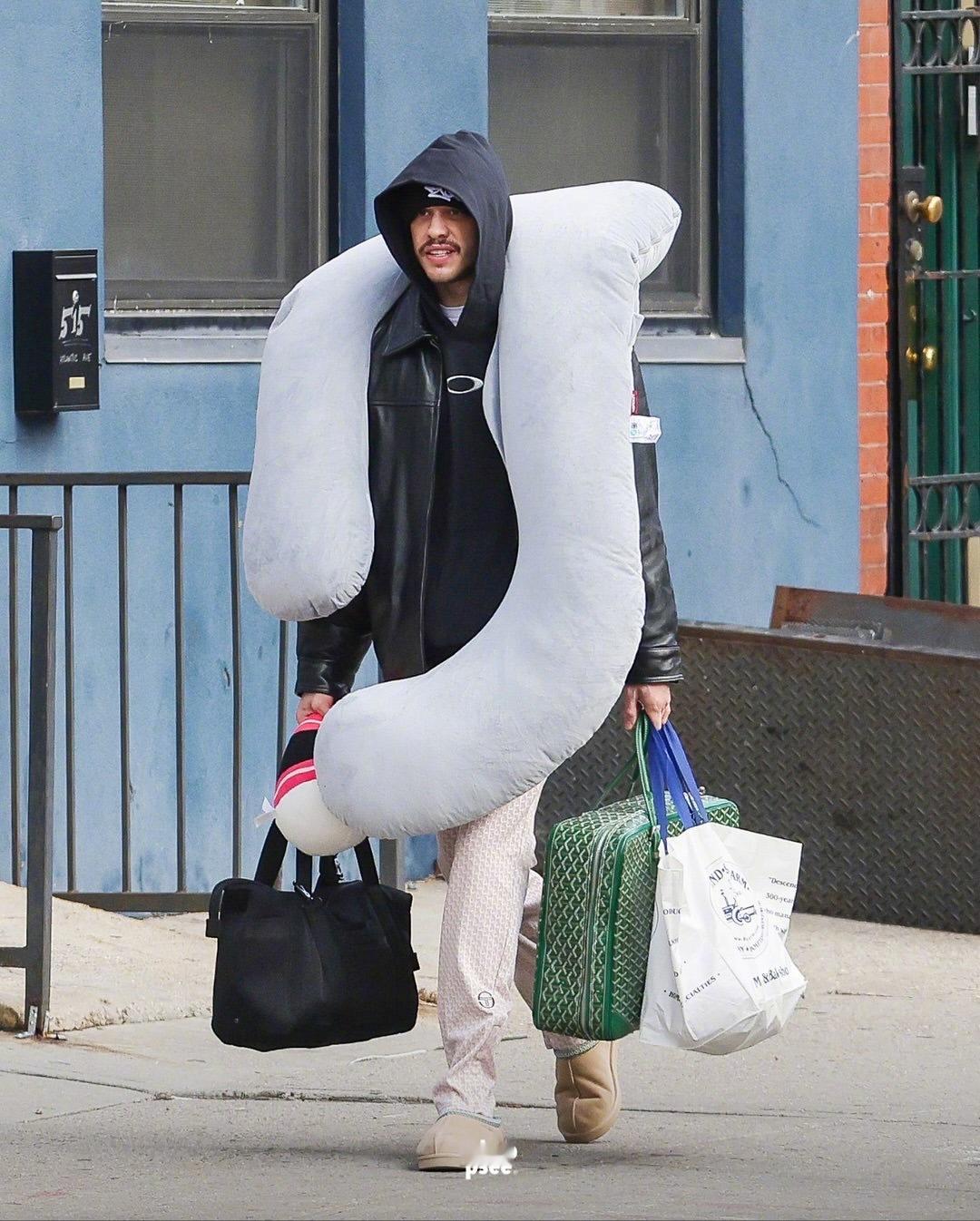 浪子皮特·戴维森和他的第N位女友埃尔西·休伊特迎来他的第一个孩子，俩人购物后现