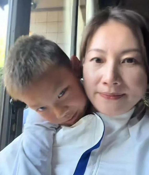 谢杏芳素颜出镜陪儿子，网友：林丹好福气要珍惜