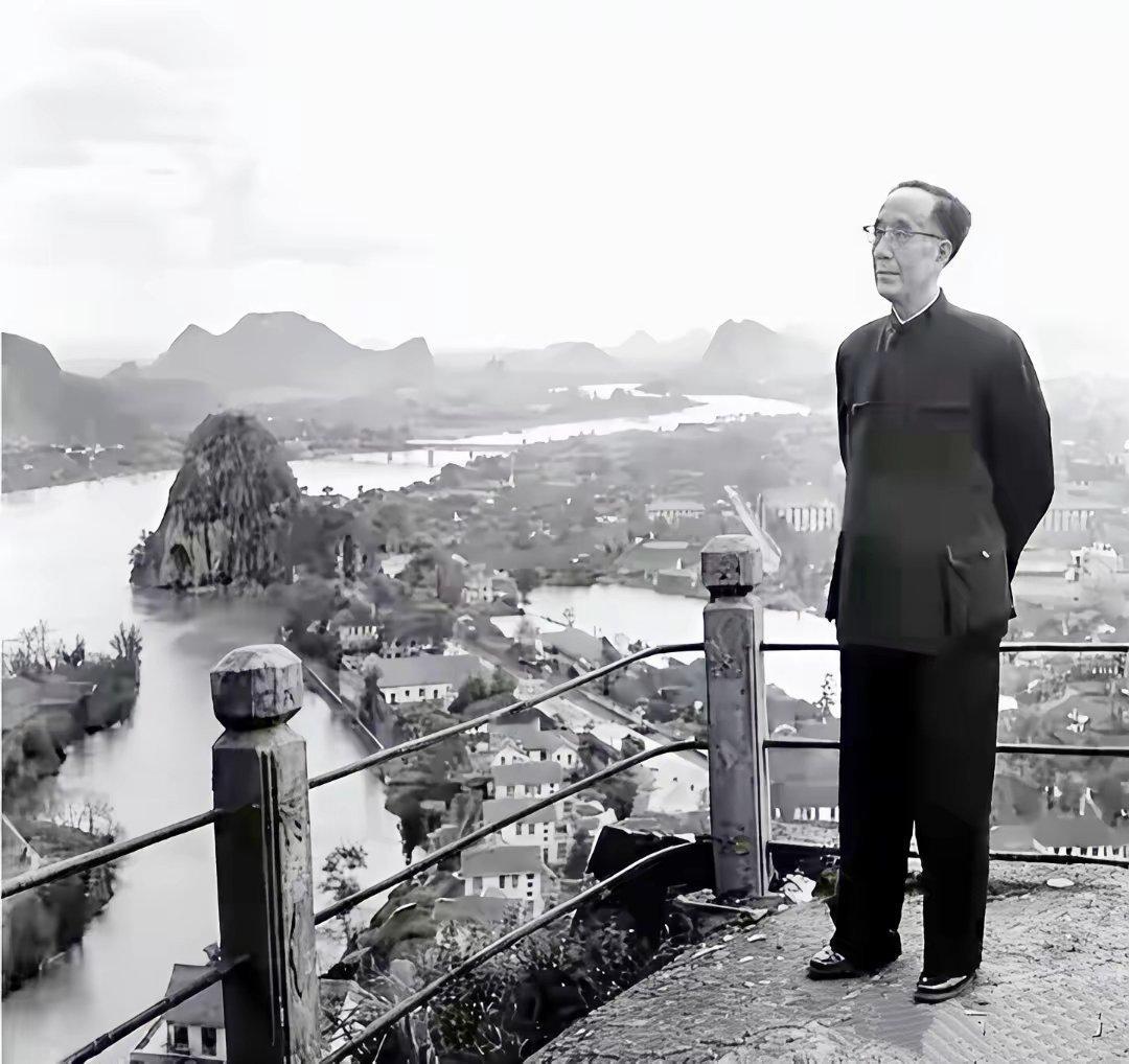 历史七十年代初，晚年时期的郭沫若到桂林漓江游览时站在岸边眺望远方。