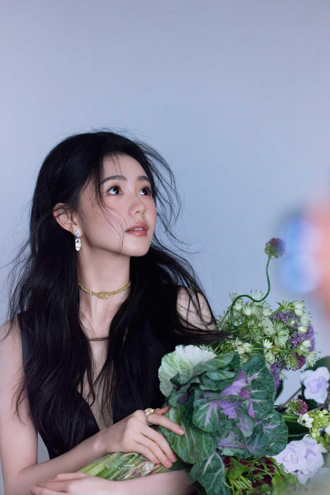 刘浩存新风格美翻了清纯小白花看多了，这次刘浩存真的不一样。大背头黑长裙，从容笃