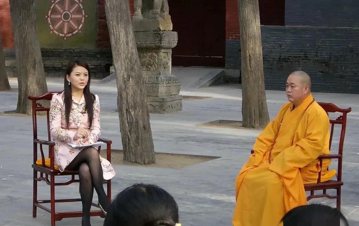就离谱！释永信出事，怎么把李湘16年前的旧照给扒出来了？那张照片，是2008年