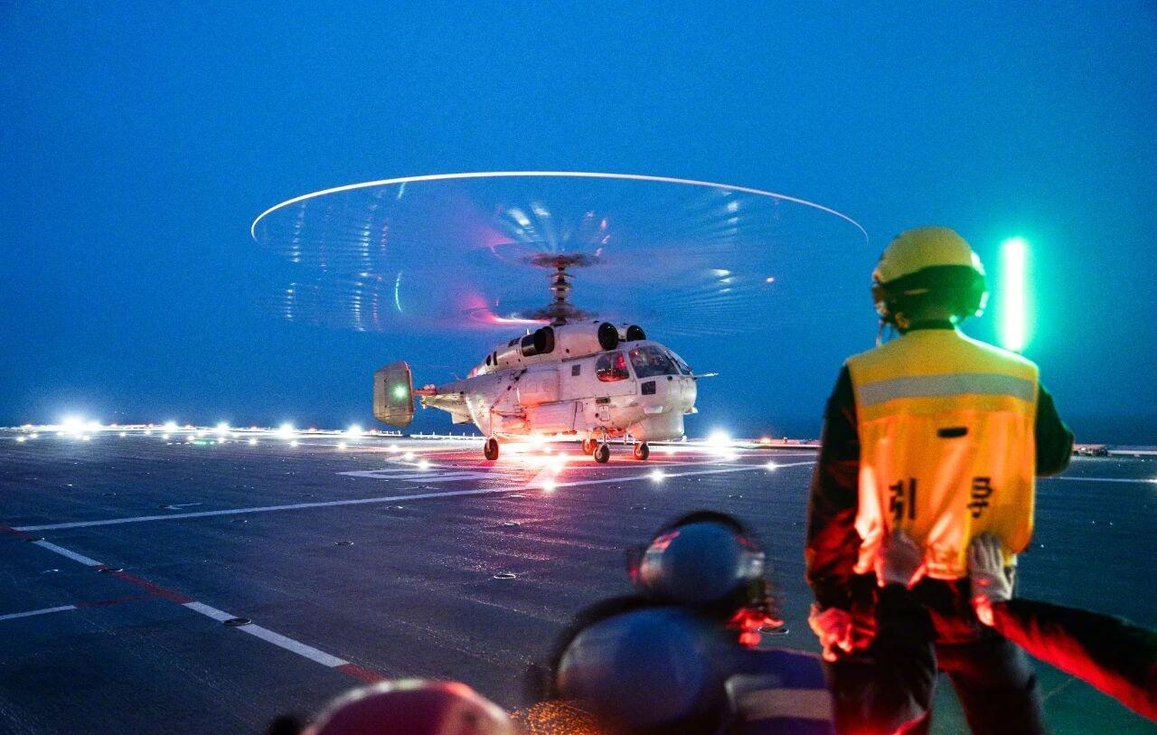近日，东部战区海军舰艇部队联合舰载直升机，开展实战化舰机协同训练！