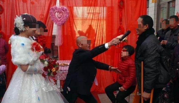 "孰是孰非？"湖北襄阳上演了荒诞一幕：新娘请司仪主持，不仅把800元报价砍到50