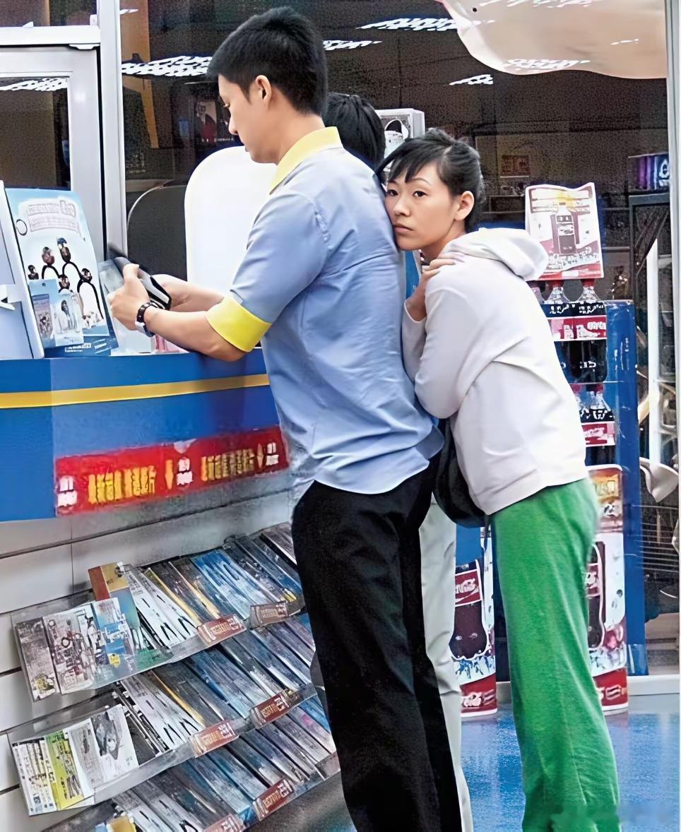 早期小S和老公许雅钧的合照，很少看见小S小鸟依人的一面。