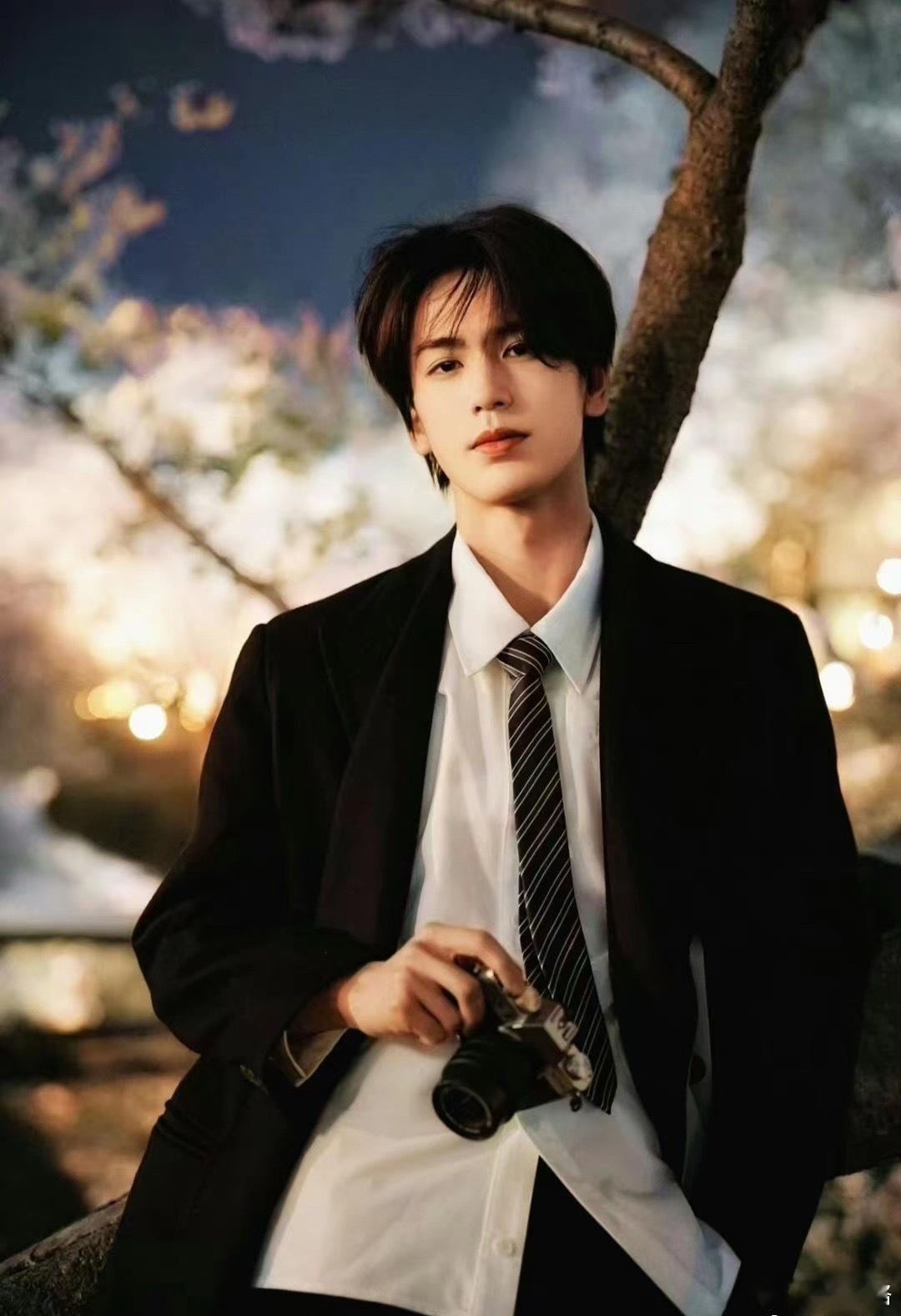 看着张凌赫从所谓的“待爆帝”到顶流，我真的太骄傲了😭现在连金靖都在说，明显感觉