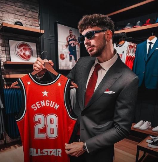 火箭中锋准三双零失误！23岁申京25+10+9剑指约基奇