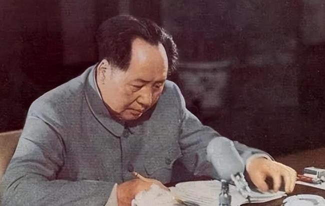 1951年，陈锡联找毛主席给炮校要个墨宝，毛主席冷不防问了一句，炮字到底该写火字