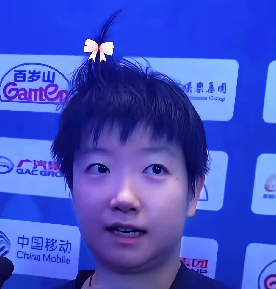 记者提了两三次说莎莎前面头发，但莎莎愣是只抓了后脑勺那，把前面忘了[捂脸哭][偷笑