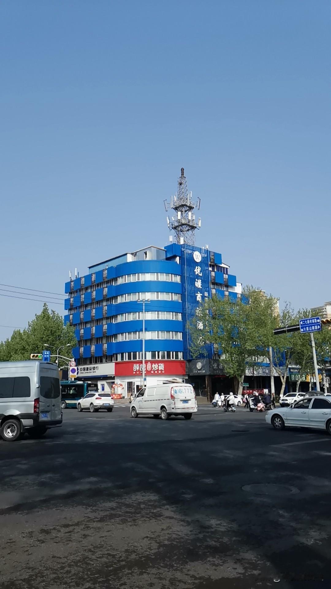 济南英雄山路，这蓝色建筑真的醒目，这地方原来是不是个汽车站啊？