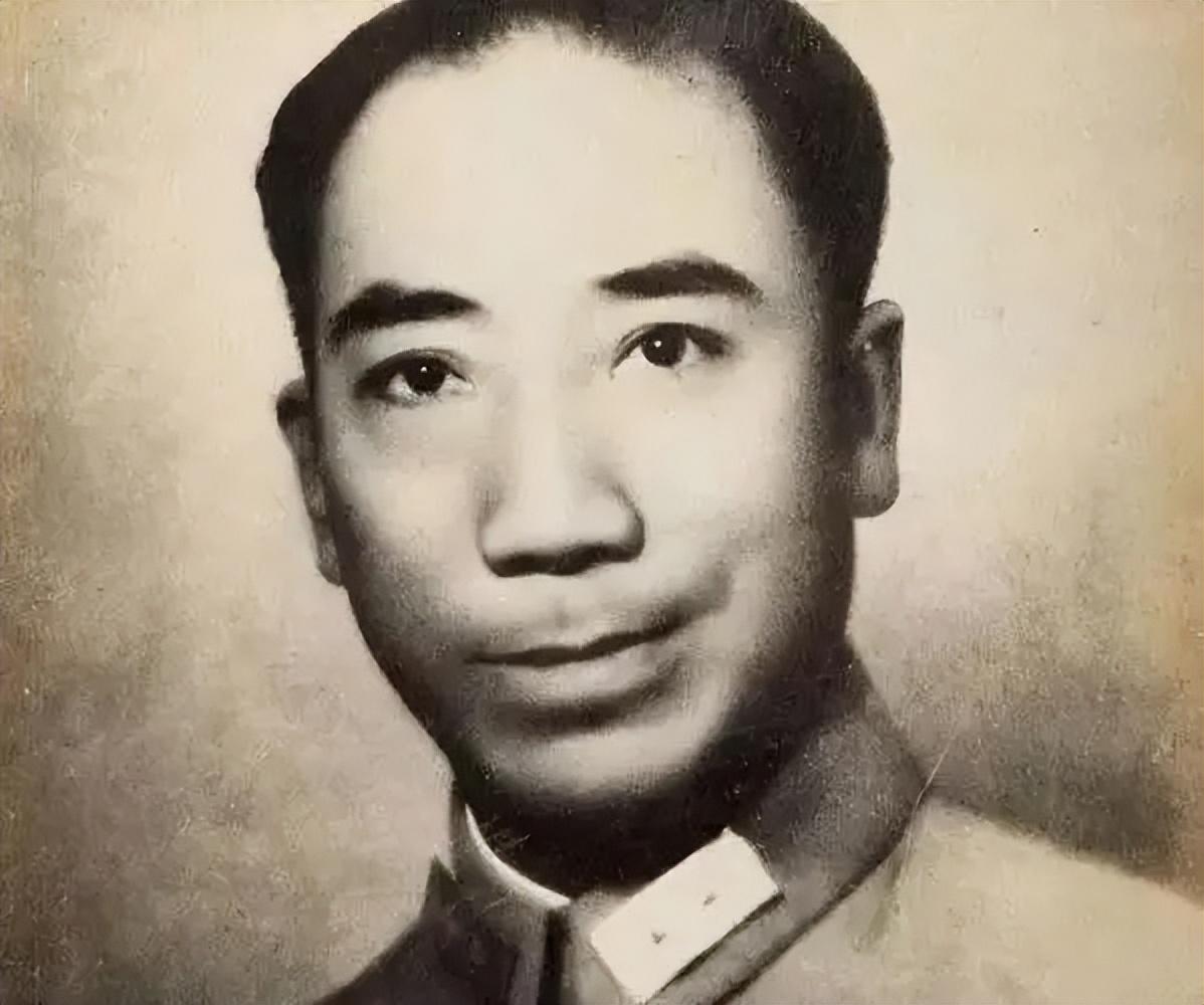 1936年12月22日傍晚，一架专机降落在西安机场。宋美龄、宋子文走了下来，张学