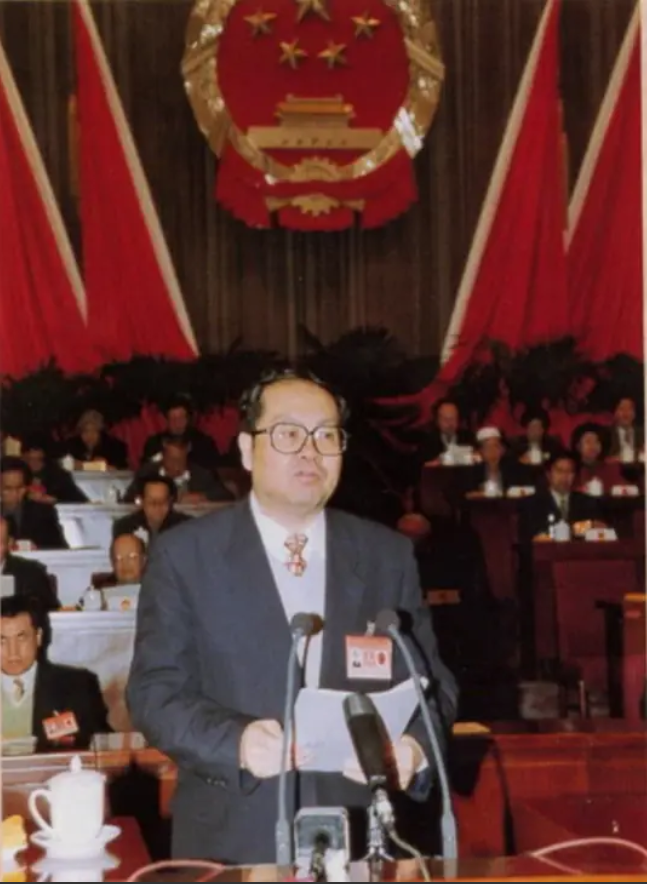 2000年6月12日，锡林郭勒草原上，铁轨边传来一声巨响，一辆白色越野车被疾驰而