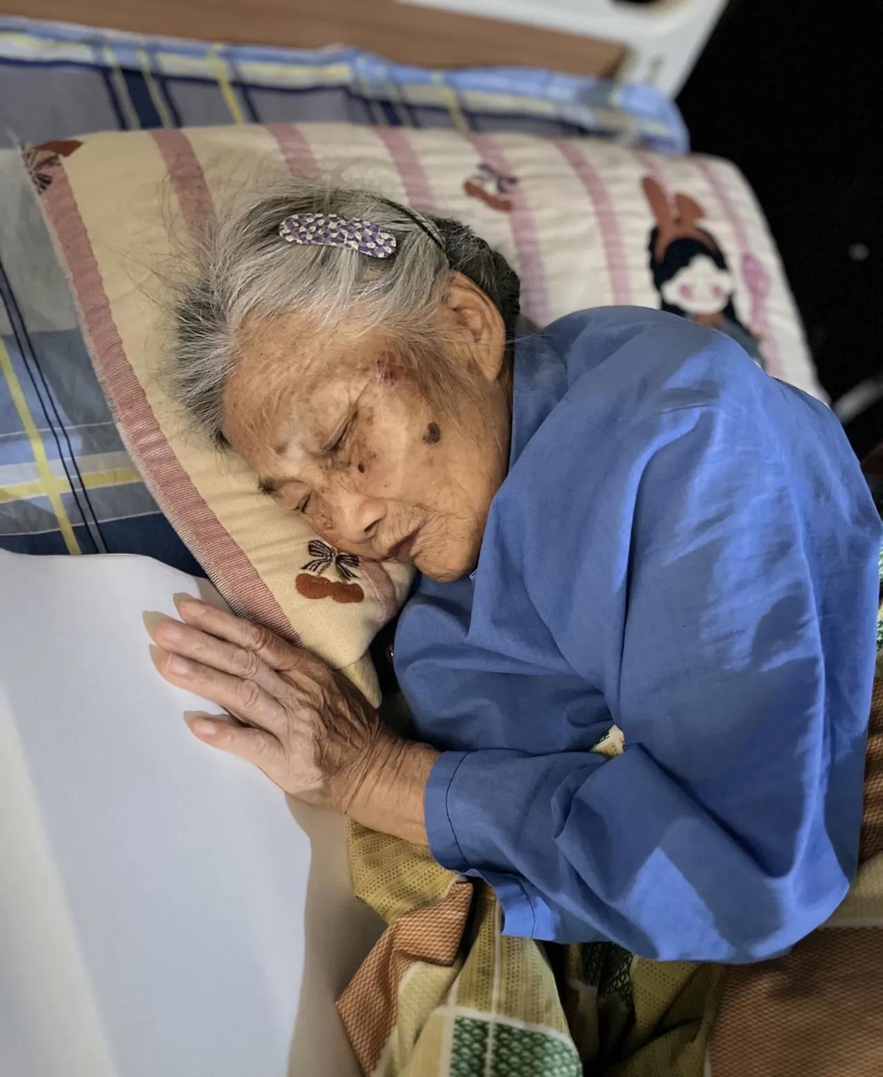 村里99岁高龄的老太太，平日里无病无痛。某天早上饭后，她认真跟家人说要躺会