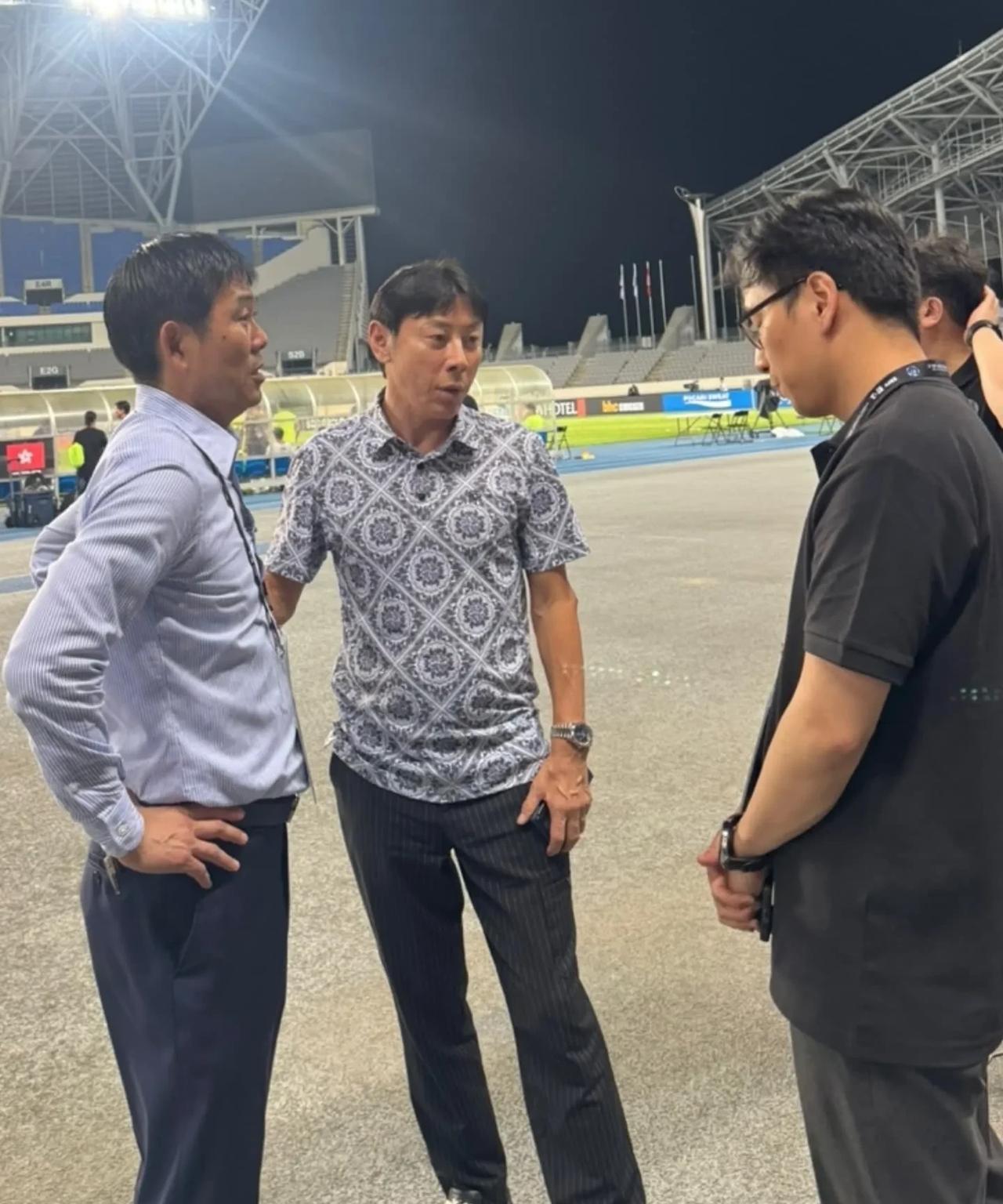 印尼媒体晒出了他们的前任国家队主帅申台龙在日本和中国香港队比赛前会见日本主帅森保