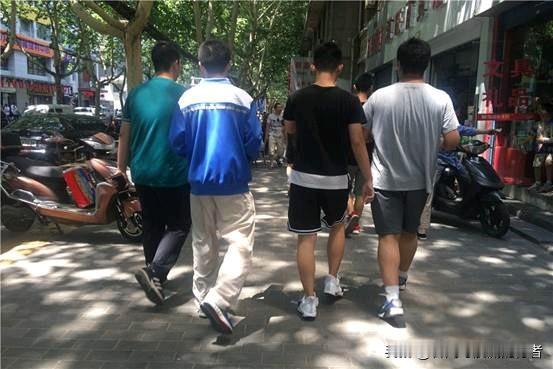 国家早已明令禁止在校教师参与校外补课，但每到周末，仍有三三两两的学生悄然进出部分