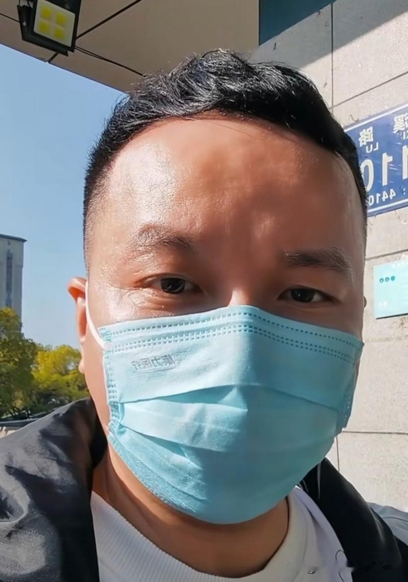 ‌这条新闻看得人热血沸腾！正义永远不会缺席！‌那个一直敢说敢做、戴着口罩奔走