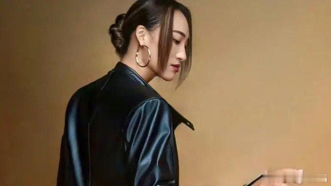 凤凰新闻【锐评：郑钦文到底得罪了谁？】女王杯首秀出局，“郑钦文怎么了”词条被送上