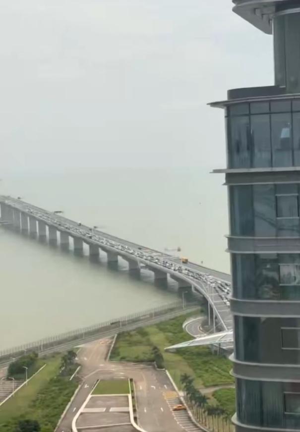 原来公知们嘲讽港珠澳大桥是单行道，永远是大陆南下去香港，但如今反而倒过来，香港北