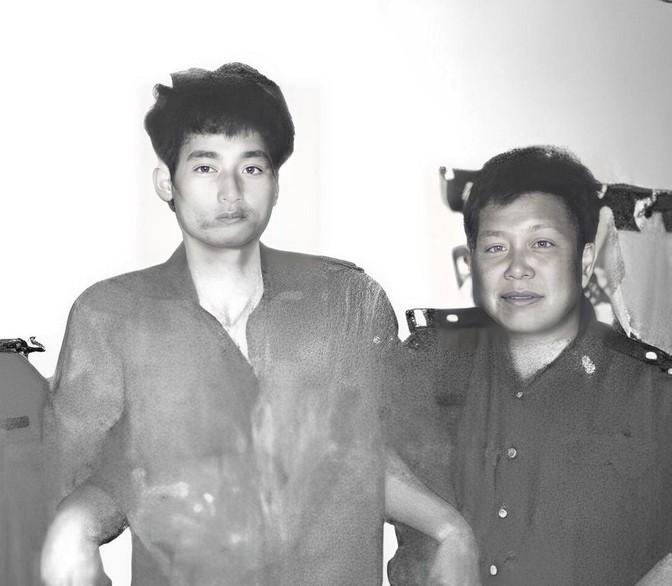 1997年8月15日，37名公安、武警秘密潜入了龙合村，准备逮捕“神枪手”悍匪万