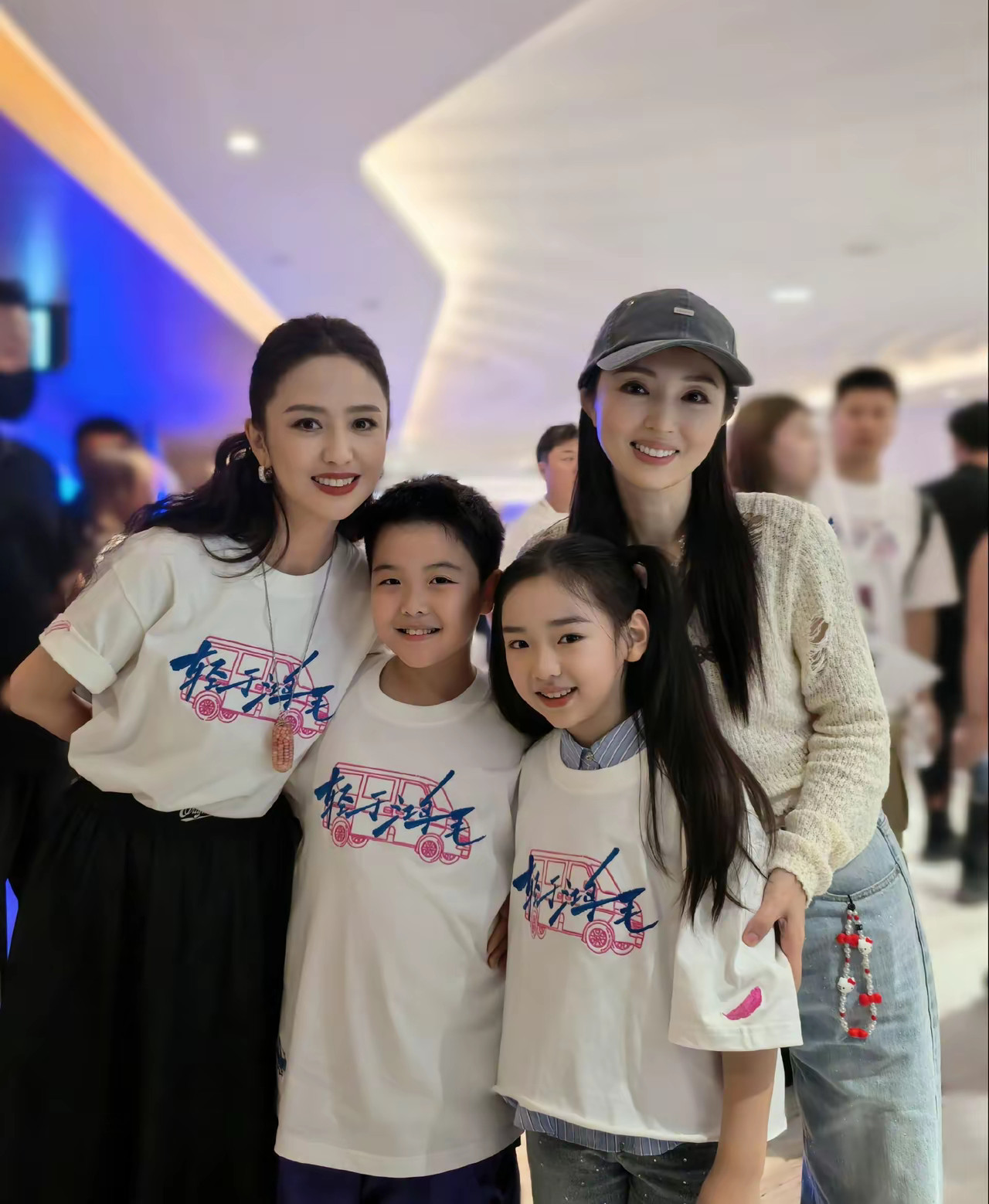 佟丽娅儿子和董璇女儿合影，青梅竹马，两小无猜。丫丫儿子神似前夫陈思诚，但长相中到